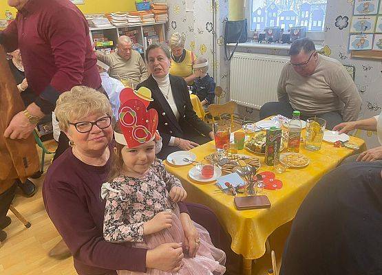 BABCIA  I  DZIADEK  GOŚCIEM  W  PRZEDSZKOLU grafika