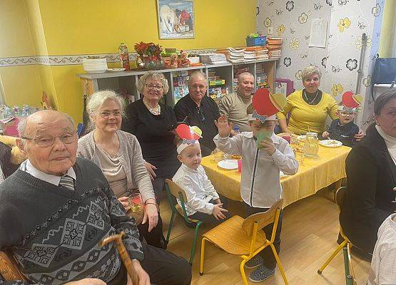 BABCIA  I  DZIADEK  GOŚCIEM  W  PRZEDSZKOLU grafika