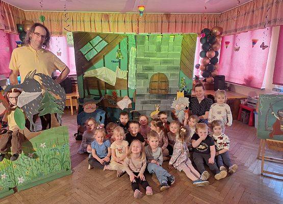 SPOTKANIE  Z  TEATREM - CZAREK  W  ŚWIECIE BAJEK grafika