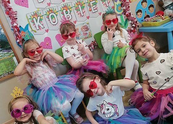 DZIEWCZYNKA  DUŻA  I  MAŁA  6  MARCA ŚWIĘTOWAŁA grafika