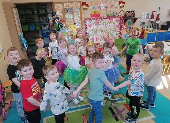 DZIEWCZYNKA  DUŻA  I  MAŁA  6  MARCA ŚWIĘTOWAŁA grafika