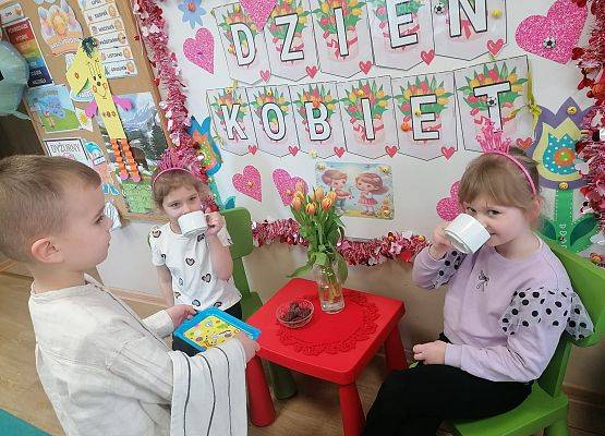 DZIEWCZYNKA  DUŻA  I  MAŁA  6  MARCA ŚWIĘTOWAŁA grafika