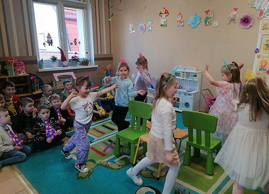 DZIEWCZYNKA  DUŻA  I  MAŁA  6  MARCA ŚWIĘTOWAŁA grafika