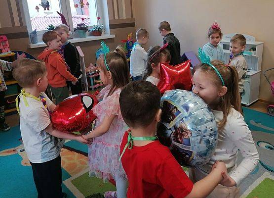 DZIEWCZYNKA  DUŻA  I  MAŁA  6  MARCA ŚWIĘTOWAŁA grafika