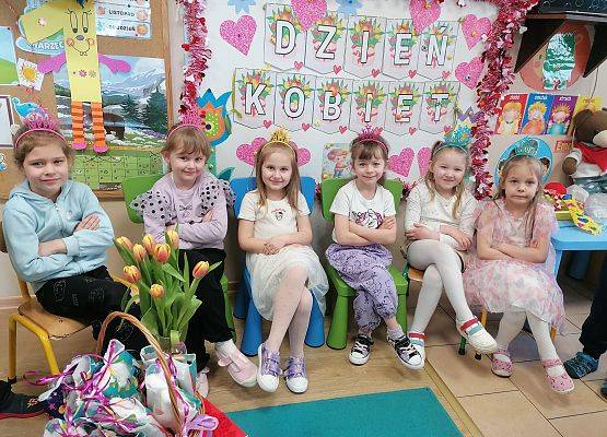 DZIEWCZYNKA  DUŻA  I  MAŁA  6  MARCA ŚWIĘTOWAŁA grafika