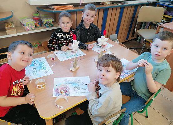 DZIEWCZYNKA  DUŻA  I  MAŁA  6  MARCA ŚWIĘTOWAŁA grafika