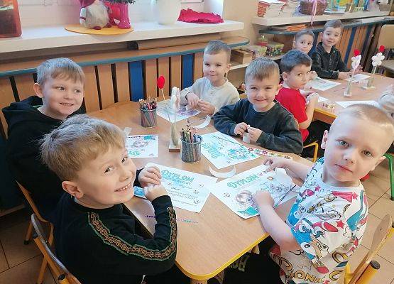 DZIEWCZYNKA  DUŻA  I  MAŁA  6  MARCA ŚWIĘTOWAŁA grafika