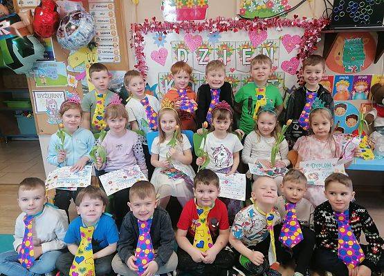 DZIEWCZYNKA  DUŻA  I  MAŁA  6  MARCA ŚWIĘTOWAŁA grafika