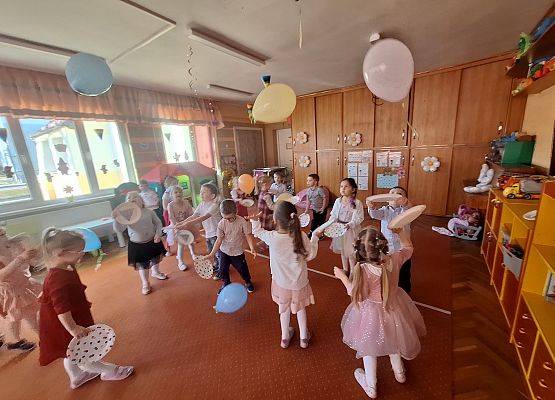 DZIEWCZYNKA  DUŻA  I  MAŁA  6  MARCA ŚWIĘTOWAŁA grafika