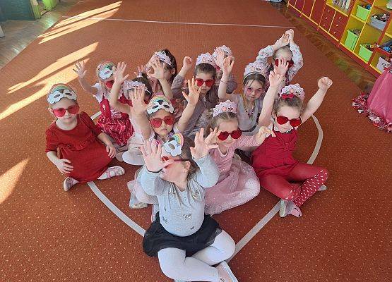 DZIEWCZYNKA  DUŻA  I  MAŁA  6  MARCA ŚWIĘTOWAŁA grafika