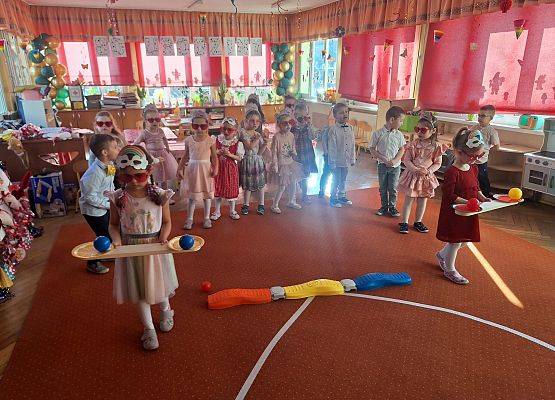 DZIEWCZYNKA  DUŻA  I  MAŁA  6  MARCA ŚWIĘTOWAŁA grafika