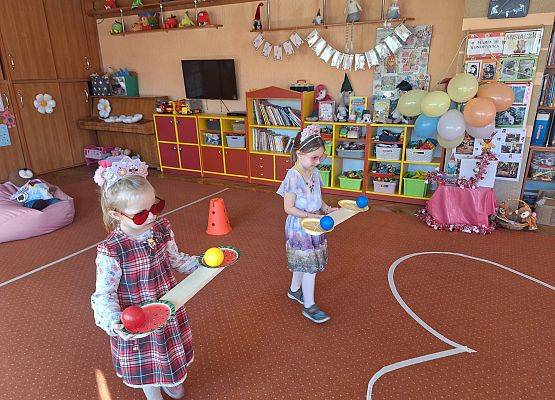 DZIEWCZYNKA  DUŻA  I  MAŁA  6  MARCA ŚWIĘTOWAŁA grafika