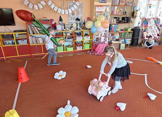 DZIEWCZYNKA  DUŻA  I  MAŁA  6  MARCA ŚWIĘTOWAŁA grafika