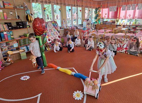 DZIEWCZYNKA  DUŻA  I  MAŁA  6  MARCA ŚWIĘTOWAŁA grafika