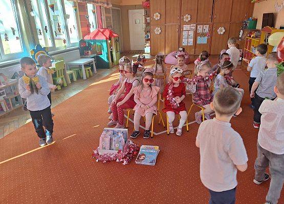 DZIEWCZYNKA  DUŻA  I  MAŁA  6  MARCA ŚWIĘTOWAŁA grafika