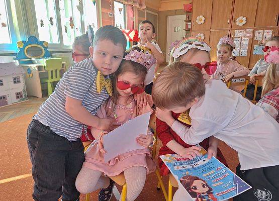 DZIEWCZYNKA  DUŻA  I  MAŁA  6  MARCA ŚWIĘTOWAŁA grafika