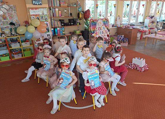 DZIEWCZYNKA  DUŻA  I  MAŁA  6  MARCA ŚWIĘTOWAŁA grafika