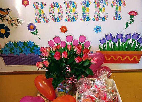 DZIEWCZYNKA  DUŻA  I  MAŁA  6  MARCA ŚWIĘTOWAŁA grafika