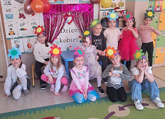 DZIEWCZYNKA  DUŻA  I  MAŁA  6  MARCA ŚWIĘTOWAŁA grafika