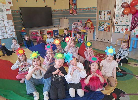 DZIEWCZYNKA  DUŻA  I  MAŁA  6  MARCA ŚWIĘTOWAŁA grafika