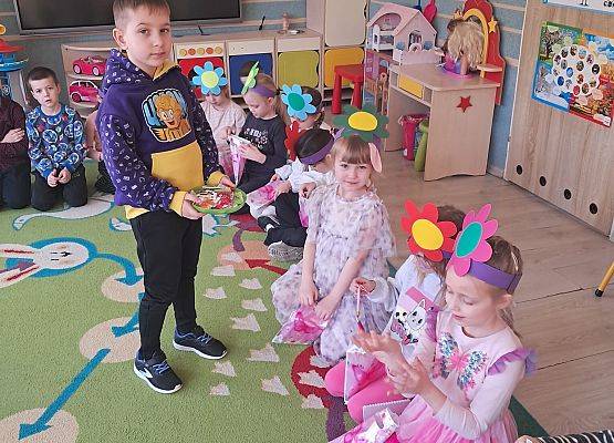 DZIEWCZYNKA  DUŻA  I  MAŁA  6  MARCA ŚWIĘTOWAŁA grafika