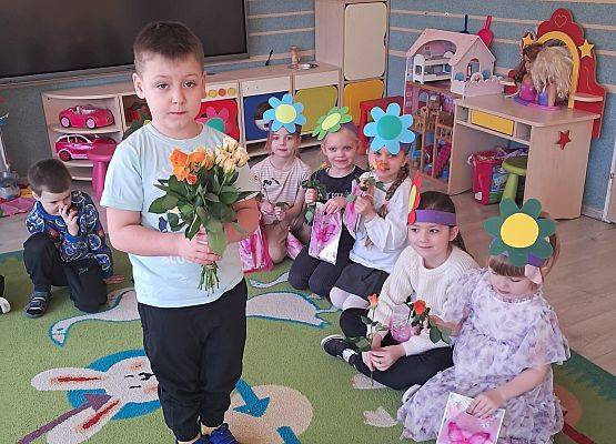 DZIEWCZYNKA  DUŻA  I  MAŁA  6  MARCA ŚWIĘTOWAŁA grafika