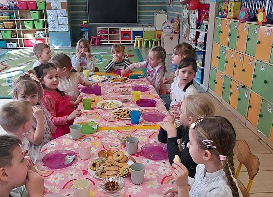 DZIEWCZYNKA  DUŻA  I  MAŁA  6  MARCA ŚWIĘTOWAŁA grafika