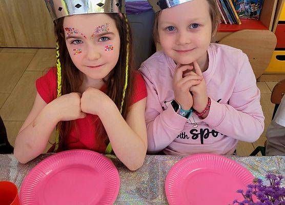 DZIEWCZYNKA  DUŻA  I  MAŁA  6  MARCA ŚWIĘTOWAŁA grafika