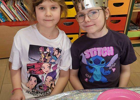 DZIEWCZYNKA  DUŻA  I  MAŁA  6  MARCA ŚWIĘTOWAŁA grafika