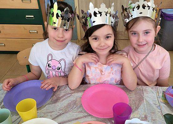 DZIEWCZYNKA  DUŻA  I  MAŁA  6  MARCA ŚWIĘTOWAŁA grafika