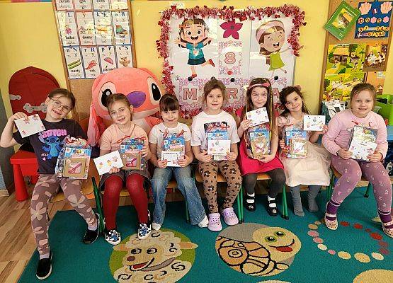 DZIEWCZYNKA  DUŻA  I  MAŁA  6  MARCA ŚWIĘTOWAŁA grafika