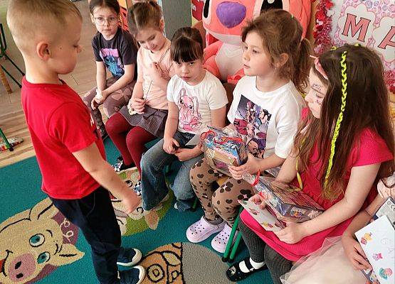 DZIEWCZYNKA  DUŻA  I  MAŁA  6  MARCA ŚWIĘTOWAŁA grafika