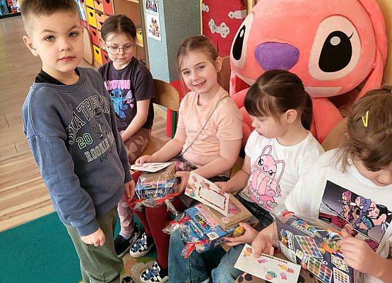 DZIEWCZYNKA  DUŻA  I  MAŁA  6  MARCA ŚWIĘTOWAŁA grafika