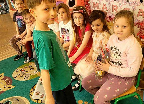 DZIEWCZYNKA  DUŻA  I  MAŁA  6  MARCA ŚWIĘTOWAŁA grafika