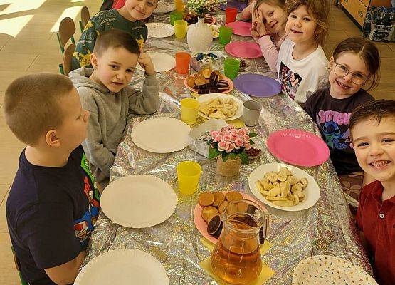 DZIEWCZYNKA  DUŻA  I  MAŁA  6  MARCA ŚWIĘTOWAŁA grafika