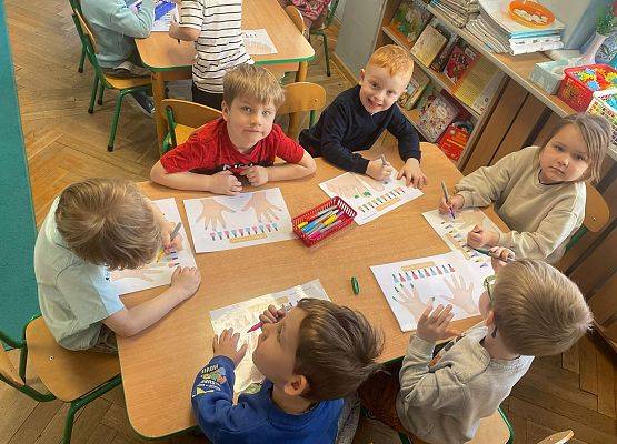 DZIEWCZYNKA  DUŻA  I  MAŁA  6  MARCA ŚWIĘTOWAŁA grafika