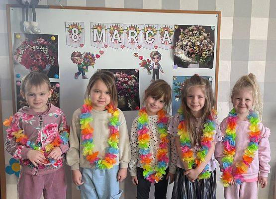 DZIEWCZYNKA  DUŻA  I  MAŁA  6  MARCA ŚWIĘTOWAŁA grafika