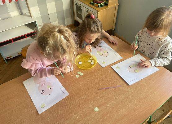 DZIEWCZYNKA  DUŻA  I  MAŁA  6  MARCA ŚWIĘTOWAŁA grafika