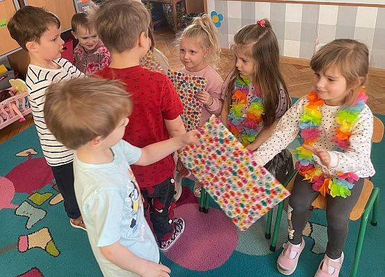 DZIEWCZYNKA  DUŻA  I  MAŁA  6  MARCA ŚWIĘTOWAŁA grafika