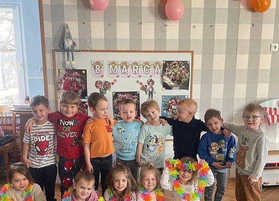 DZIEWCZYNKA  DUŻA  I  MAŁA  6  MARCA ŚWIĘTOWAŁA grafika