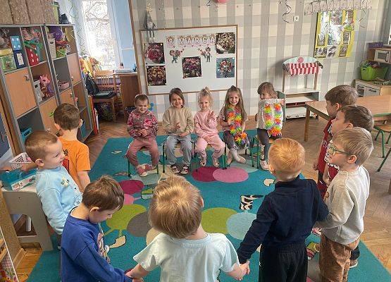 DZIEWCZYNKA  DUŻA  I  MAŁA  6  MARCA ŚWIĘTOWAŁA grafika