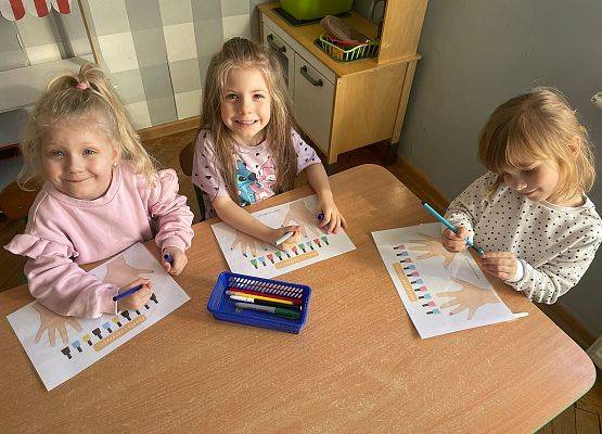 DZIEWCZYNKA  DUŻA  I  MAŁA  6  MARCA ŚWIĘTOWAŁA grafika