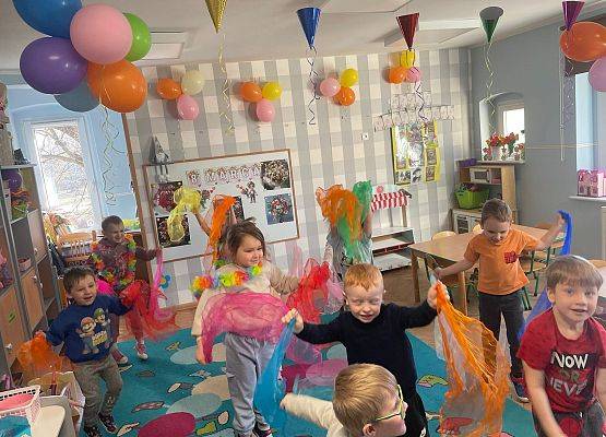 DZIEWCZYNKA  DUŻA  I  MAŁA  6  MARCA ŚWIĘTOWAŁA grafika