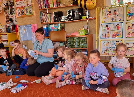 WIZYTA PIELĘGNIARKI U MISIAKÓW I SŁONECZEK grafika