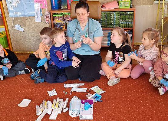 WIZYTA PIELĘGNIARKI U MISIAKÓW I SŁONECZEK grafika