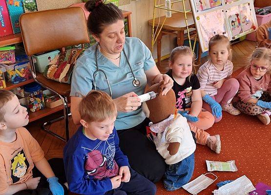 WIZYTA PIELĘGNIARKI U MISIAKÓW I SŁONECZEK grafika