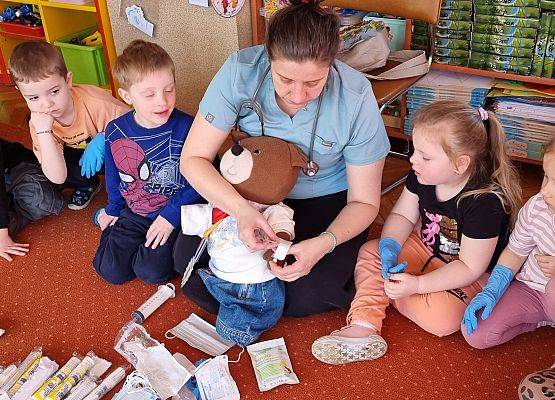 WIZYTA PIELĘGNIARKI U MISIAKÓW I SŁONECZEK grafika