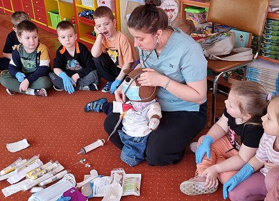 WIZYTA PIELĘGNIARKI U MISIAKÓW I SŁONECZEK grafika