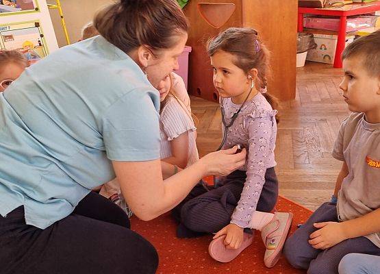 WIZYTA PIELĘGNIARKI U MISIAKÓW I SŁONECZEK grafika