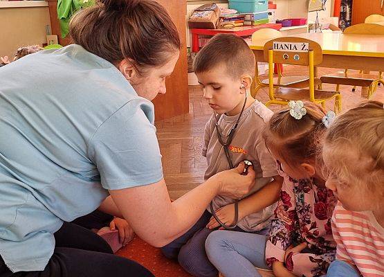 WIZYTA PIELĘGNIARKI U MISIAKÓW I SŁONECZEK grafika